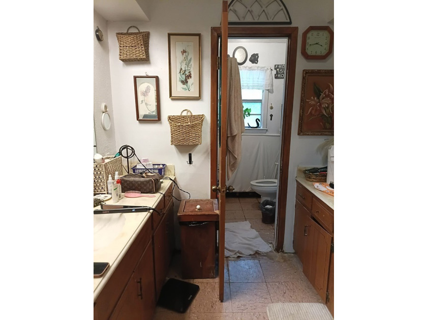 Calling all investors, renovators, and visionaries! Custom built - photo 12