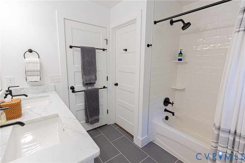 This gorgeous 3 bedroom (+guest suite/flex space) waterfront - photo 29