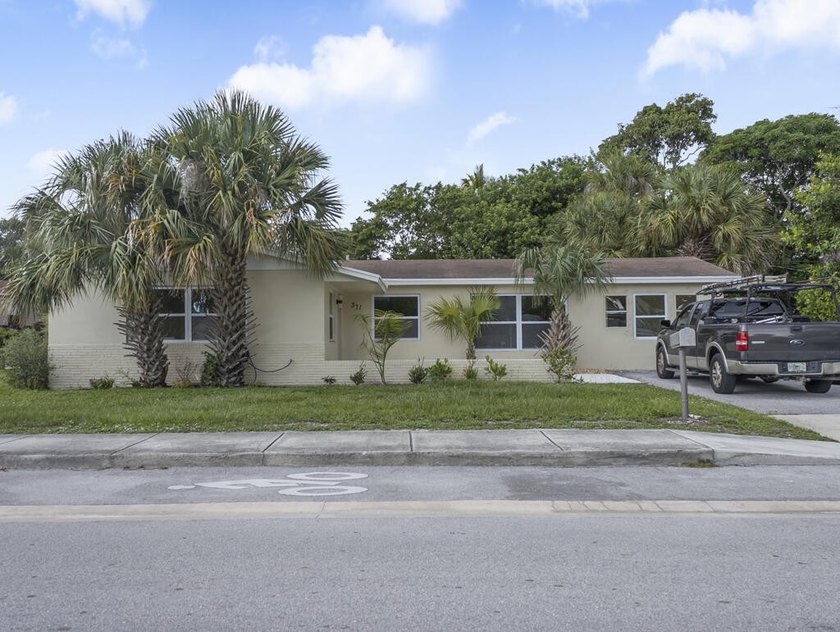 Beautifully renovated 3BR/2BA home on a landscaped corner lot - photo 2