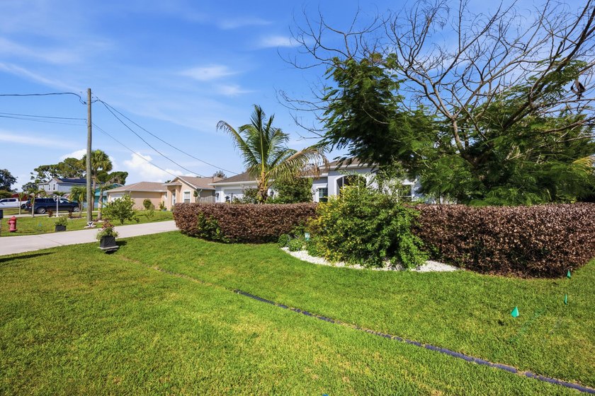 Discover this beautifully designed 3-bedroom, 3-bath home with a - photo 4