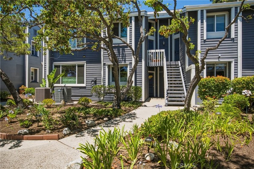Welcome to this beautifully updated 2-bedroom, 1-bathroom condo - photo 2
