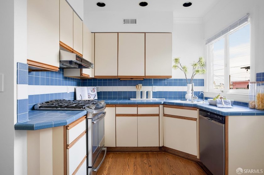 Set on Bernal Heights' North Slope, this updated duplex offers a - photo 7