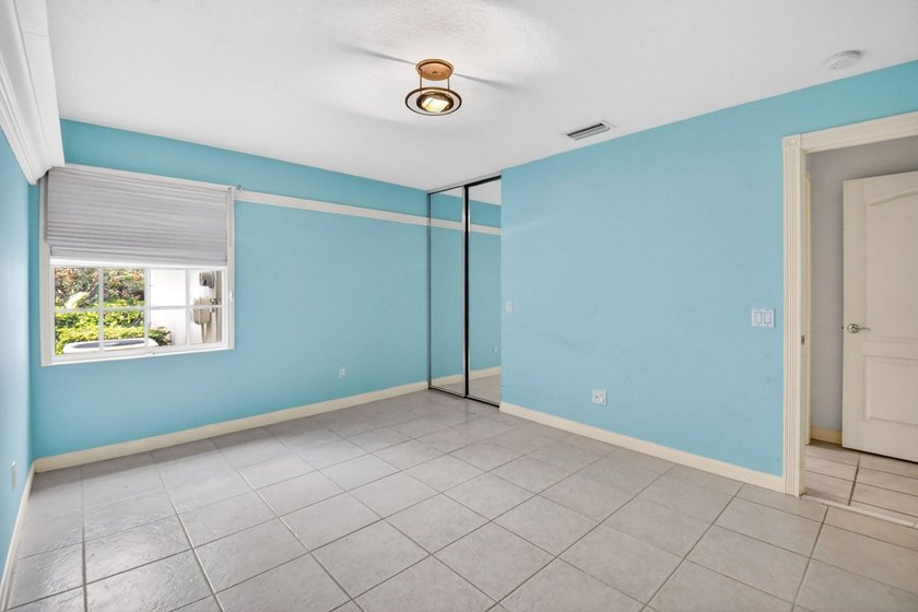 ***NEW ROOF***Welcome to this move-in ready, lake view, 2 BR, 2 - photo 11