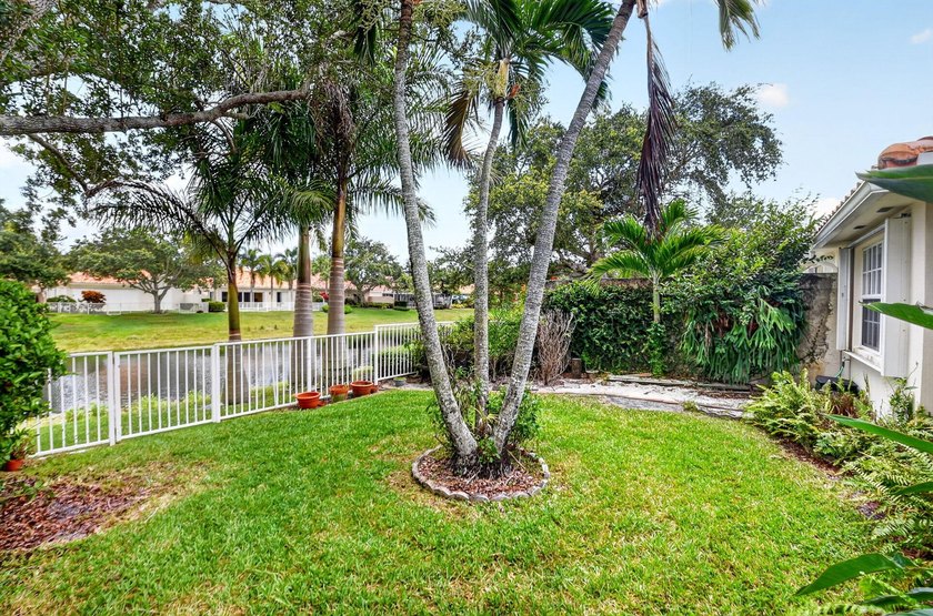 ***NEW ROOF***Welcome to this move-in ready, lake view, 2 BR, 2 - photo 15