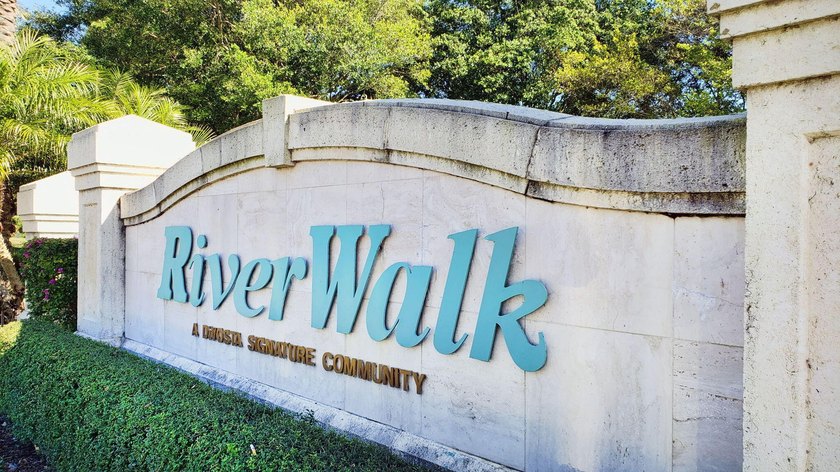 ***NEW ROOF***Welcome to this move-in ready, lake view, 2 BR, 2 - photo 18