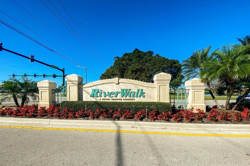***NEW ROOF***Welcome to this move-in ready, lake view, 2 BR, 2 - photo 32