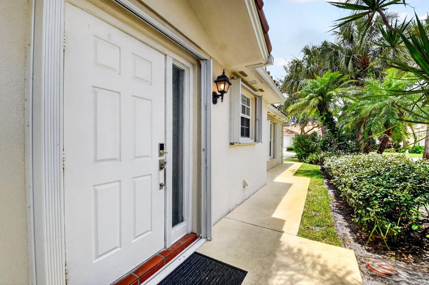 ***NEW ROOF***Welcome to this move-in ready, lake view, 2 BR, 2 - photo 33