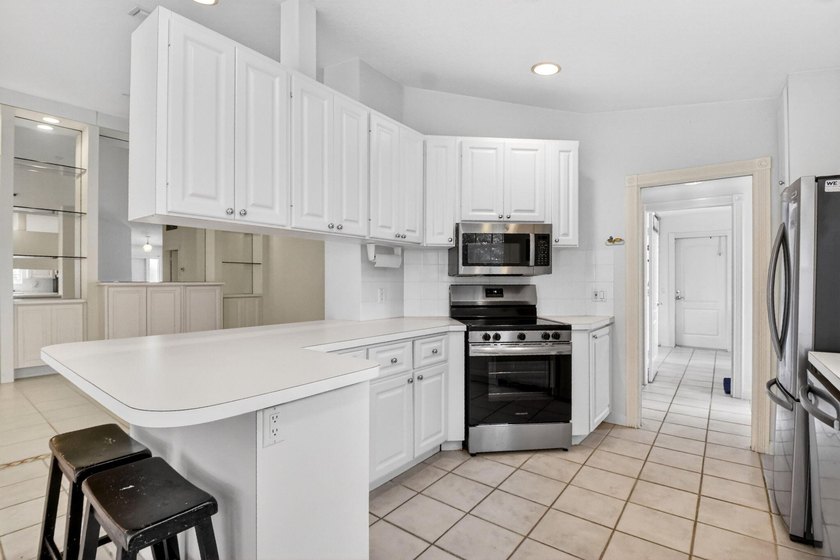 ***NEW ROOF***Welcome to this move-in ready, lake view, 2 BR, 2 - photo 36