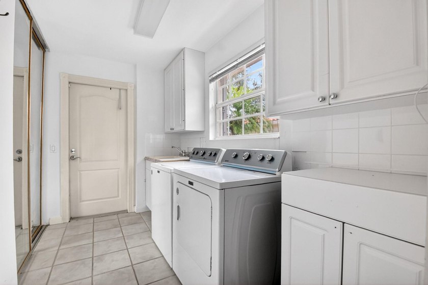 ***NEW ROOF***Welcome to this move-in ready, lake view, 2 BR, 2 - photo 42
