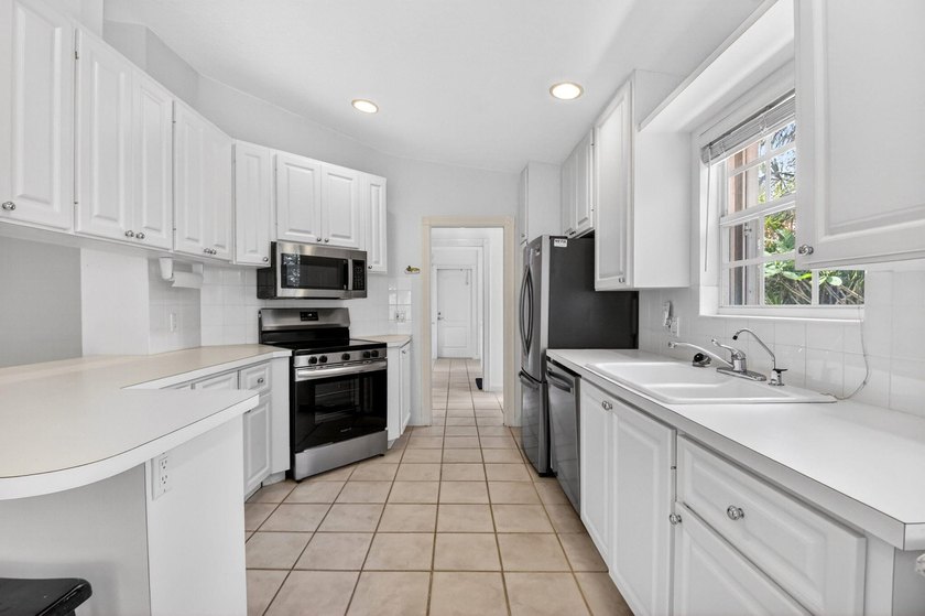 ***NEW ROOF***Welcome to this move-in ready, lake view, 2 BR, 2 - photo 48
