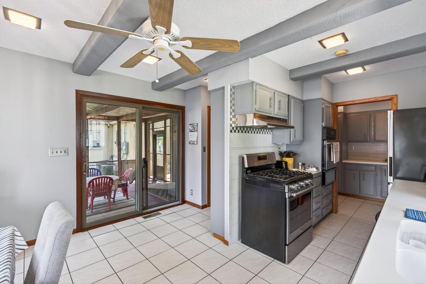 Spacious and beautifully updated 4-bedroom, 3-bath two-story - photo 11