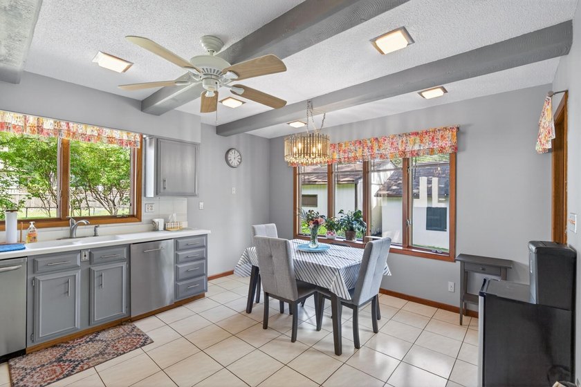 Spacious and beautifully updated 4-bedroom, 3-bath two-story - photo 14