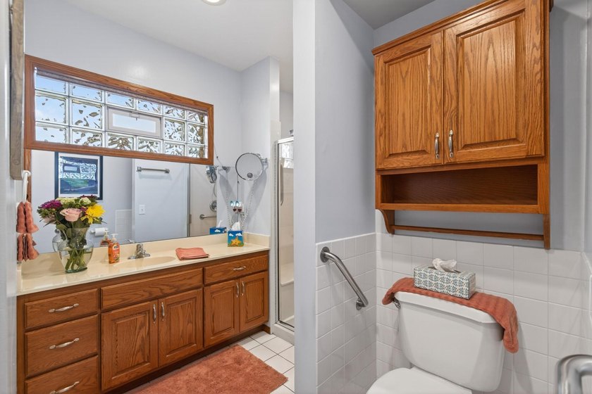 Spacious and beautifully updated 4-bedroom, 3-bath two-story - photo 18