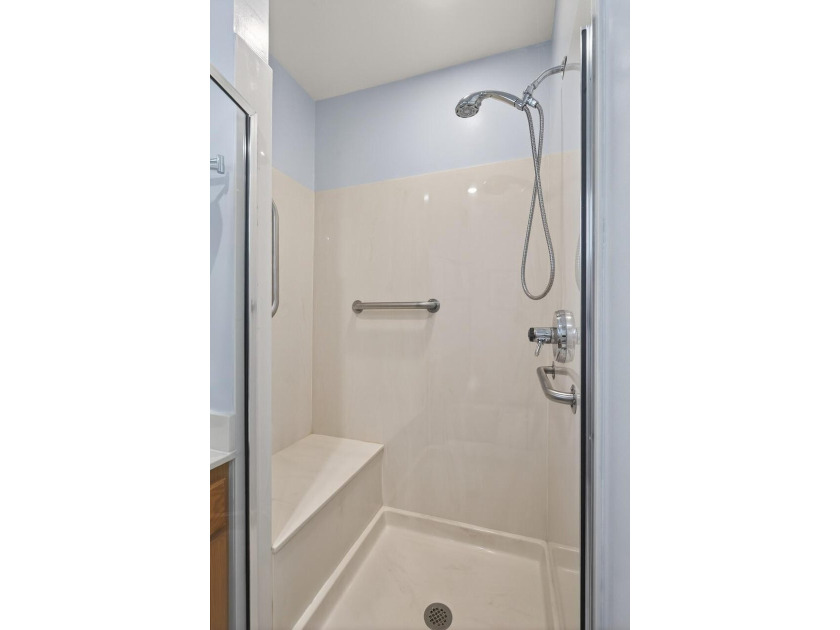 Spacious and beautifully updated 4-bedroom, 3-bath two-story - photo 19
