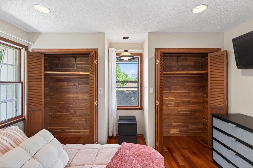Spacious and beautifully updated 4-bedroom, 3-bath two-story - photo 26