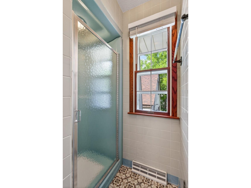 Spacious and beautifully updated 4-bedroom, 3-bath two-story - photo 28