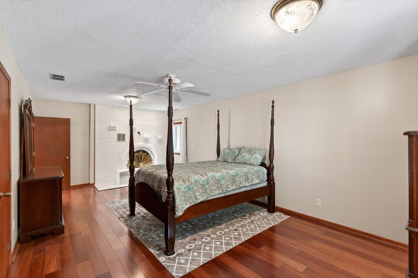 Spacious and beautifully updated 4-bedroom, 3-bath two-story - photo 30