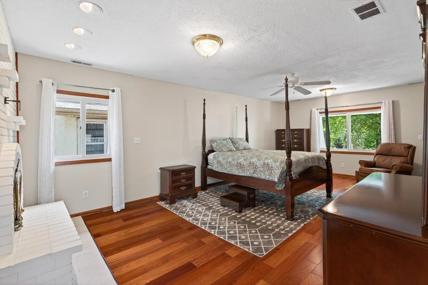 Spacious and beautifully updated 4-bedroom, 3-bath two-story - photo 31