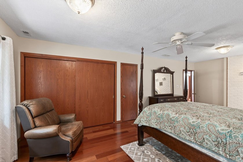 Spacious and beautifully updated 4-bedroom, 3-bath two-story - photo 32