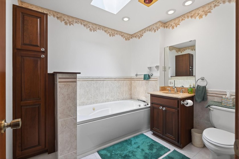 Spacious and beautifully updated 4-bedroom, 3-bath two-story - photo 34