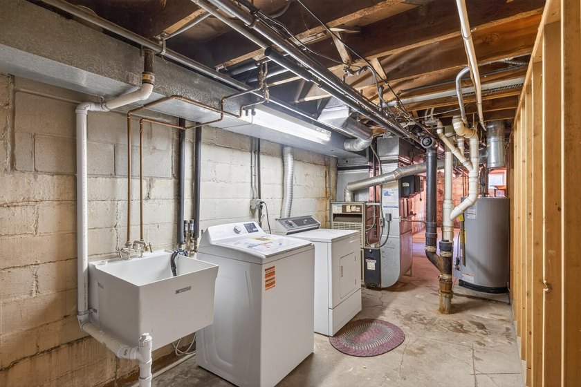 Spacious and beautifully updated 4-bedroom, 3-bath two-story - photo 36