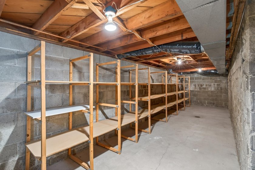 Spacious and beautifully updated 4-bedroom, 3-bath two-story - photo 37