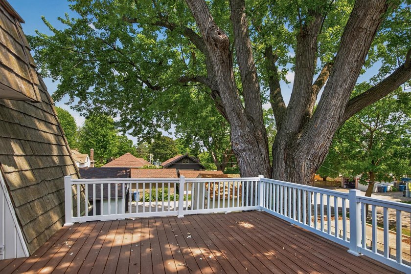 Spacious and beautifully updated 4-bedroom, 3-bath two-story - photo 38
