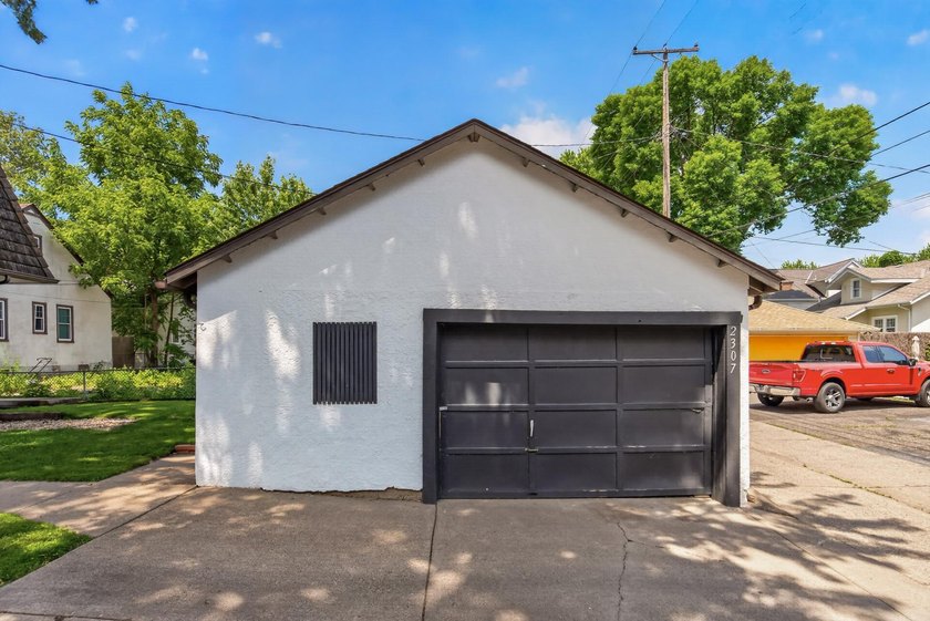 Spacious and beautifully updated 4-bedroom, 3-bath two-story - photo 46