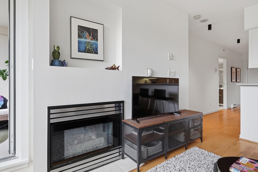 Welcome to the Yorkville, located in one of the most sought - photo 11