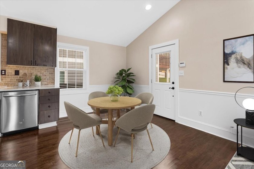 LOCATION, LOCATION, LOCATION! Charming bungalow cottage located - photo 11
