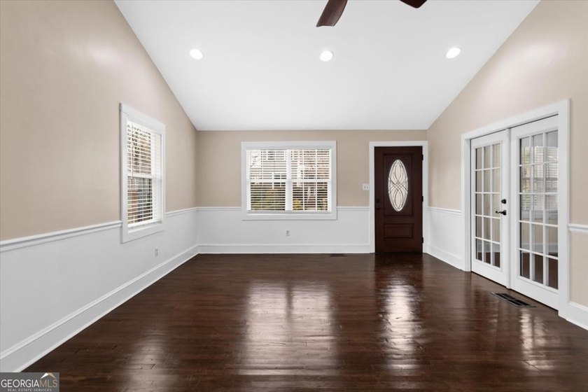 LOCATION, LOCATION, LOCATION! Charming bungalow cottage located - photo 13