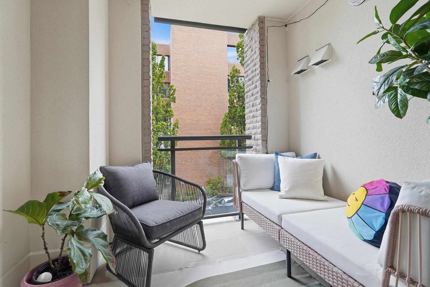 Welcome to the Yorkville, located in one of the most sought - photo 19
