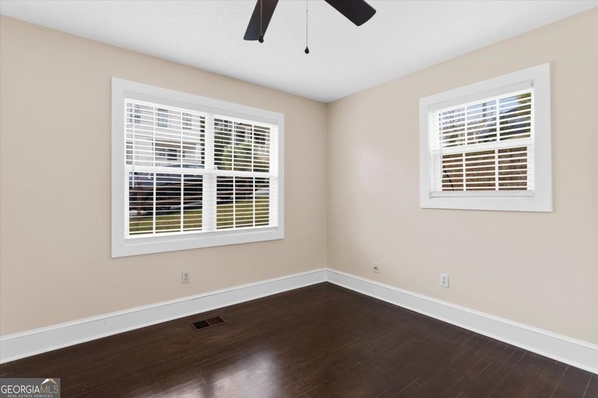 LOCATION, LOCATION, LOCATION! Charming bungalow cottage located - photo 25