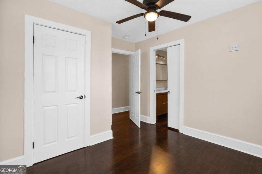 LOCATION, LOCATION, LOCATION! Charming bungalow cottage located - photo 27