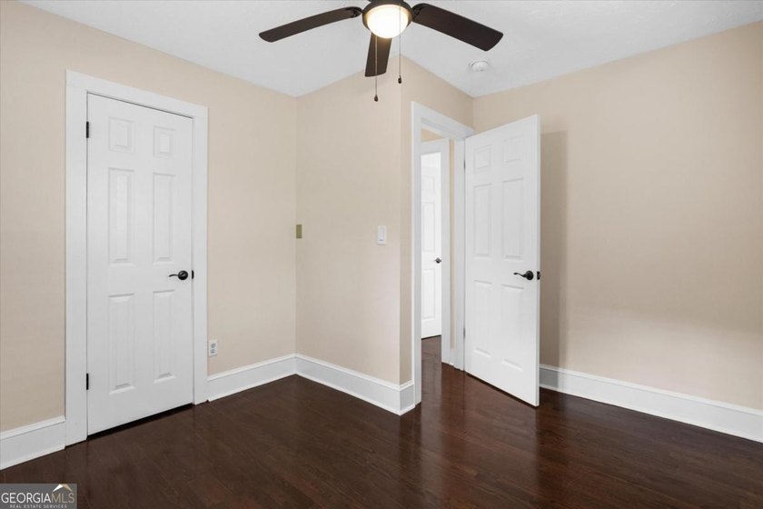 LOCATION, LOCATION, LOCATION! Charming bungalow cottage located - photo 29