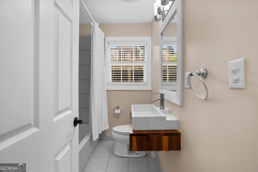 LOCATION, LOCATION, LOCATION! Charming bungalow cottage located - photo 32