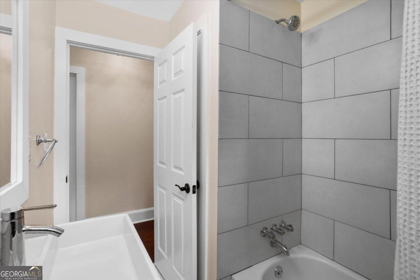 LOCATION, LOCATION, LOCATION! Charming bungalow cottage located - photo 33