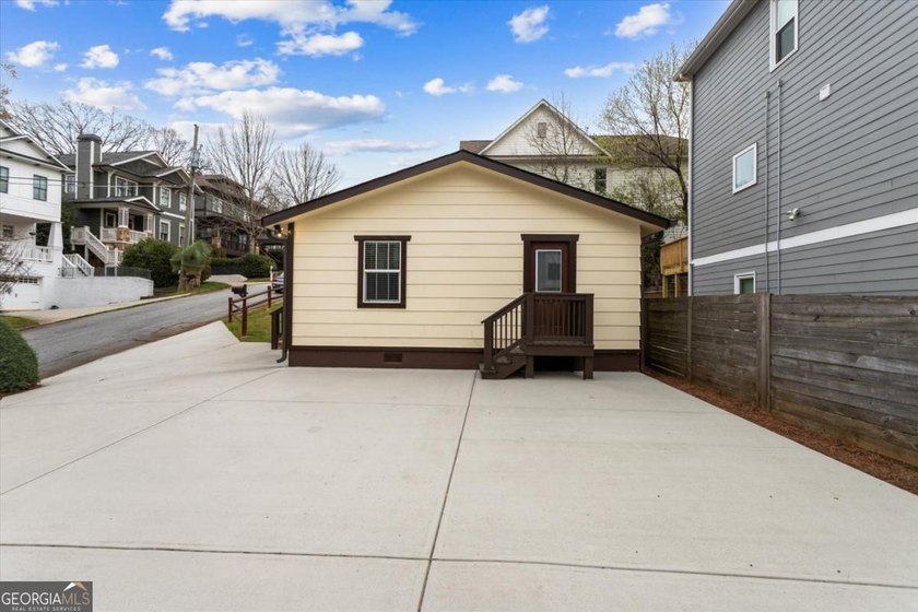 LOCATION, LOCATION, LOCATION! Charming bungalow cottage located - photo 36