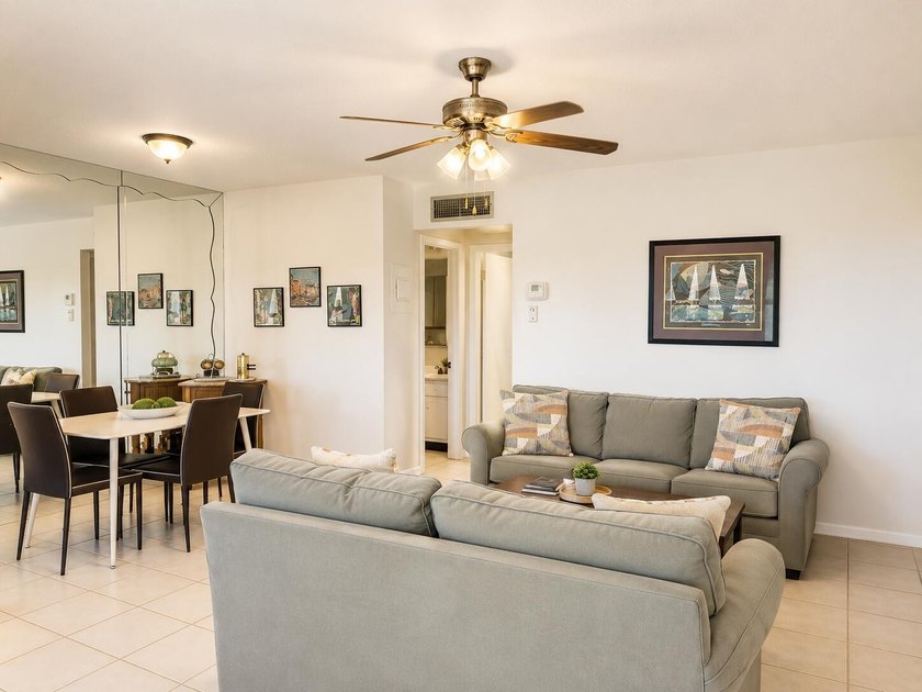 Welcome to this charming 1-bedroom, 1.5-bathroom corner - photo 3
