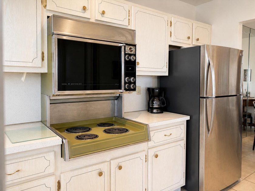 Welcome to this charming 1-bedroom, 1.5-bathroom corner - photo 6