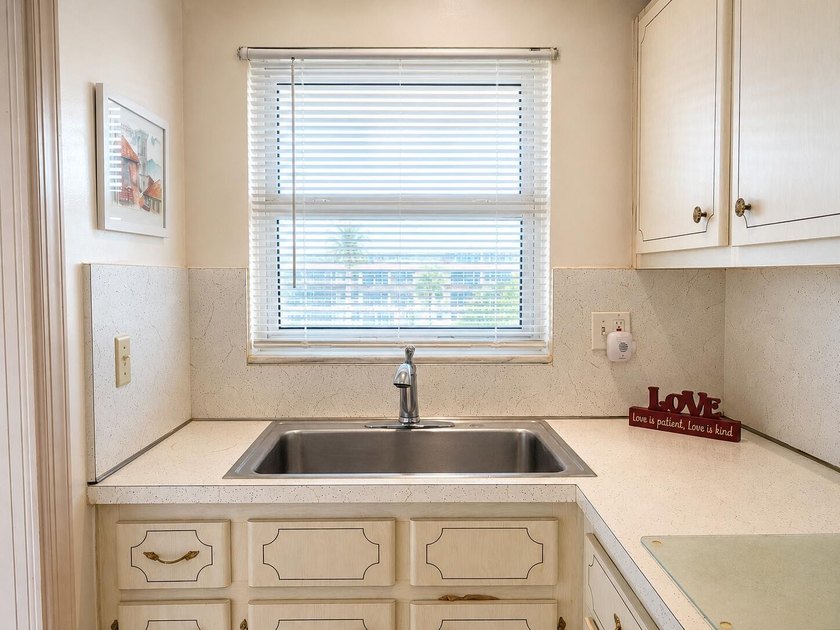 Welcome to this charming 1-bedroom, 1.5-bathroom corner - photo 7