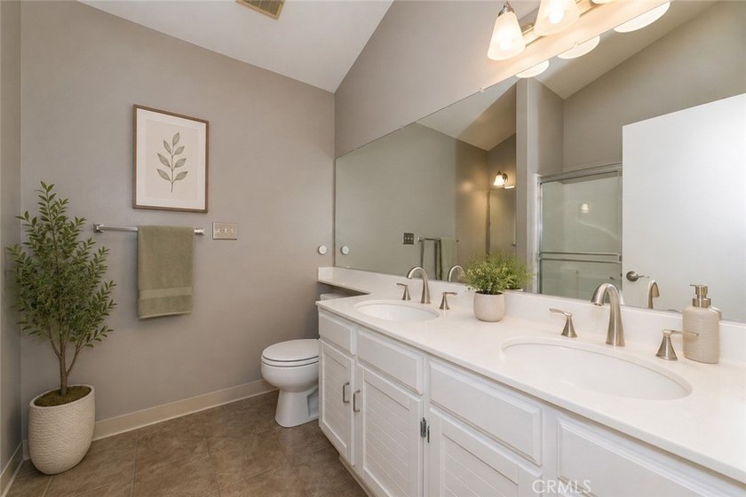 Beautiful bright, well maintained 3 Bedroom + 2 Bath top level - photo 22