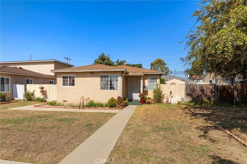 This charming 2-bedroom, 1-bathroom home offers an excellent - photo 2