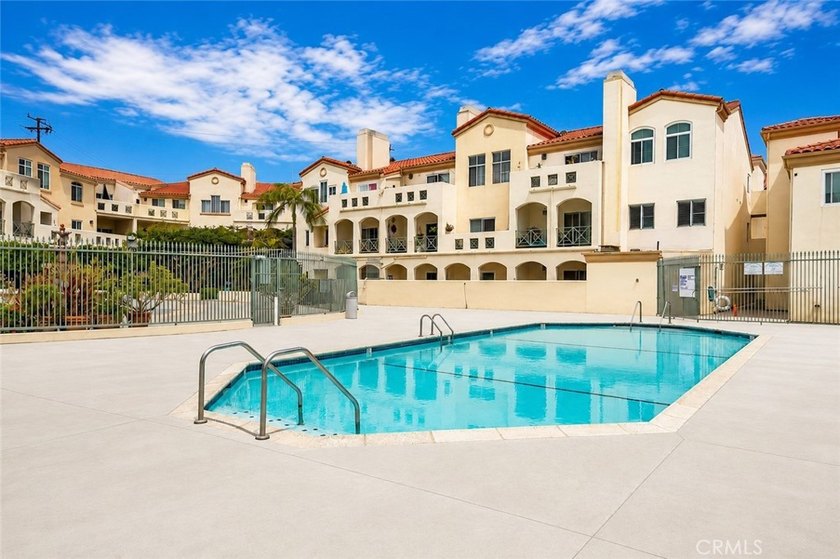 Beautiful bright, well maintained 3 Bedroom + 2 Bath top level - photo 24