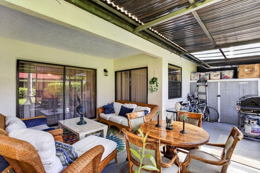TASTEFULLY UPDATED END-UNIT VILLA WITH A BRAND NEW 2024 ROOF! - photo 15