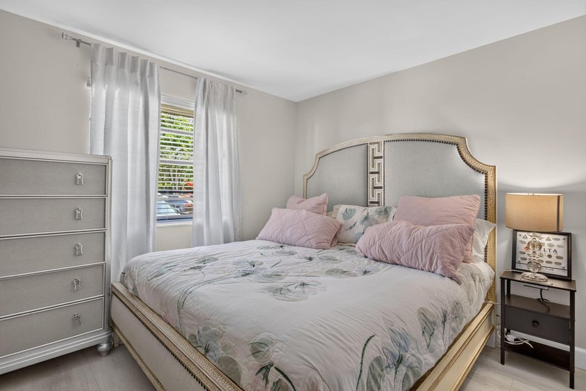 TASTEFULLY UPDATED END-UNIT VILLA WITH A BRAND NEW 2024 ROOF! - photo 21