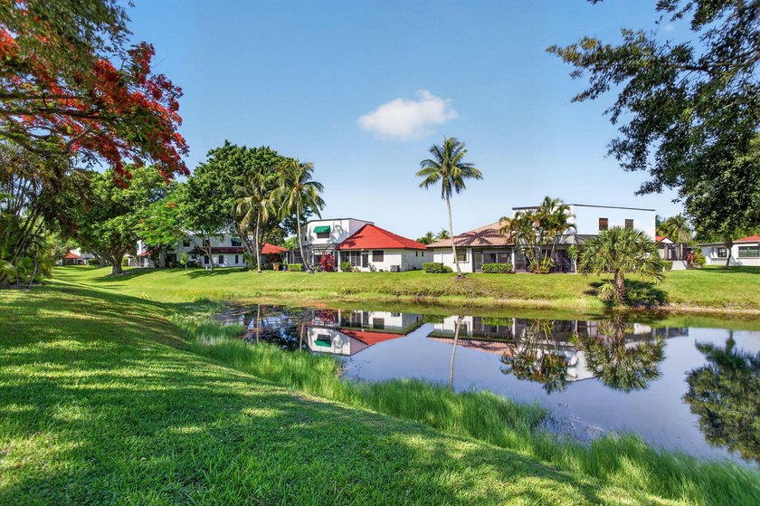TASTEFULLY UPDATED END-UNIT VILLA WITH A BRAND NEW 2024 ROOF! - photo 25