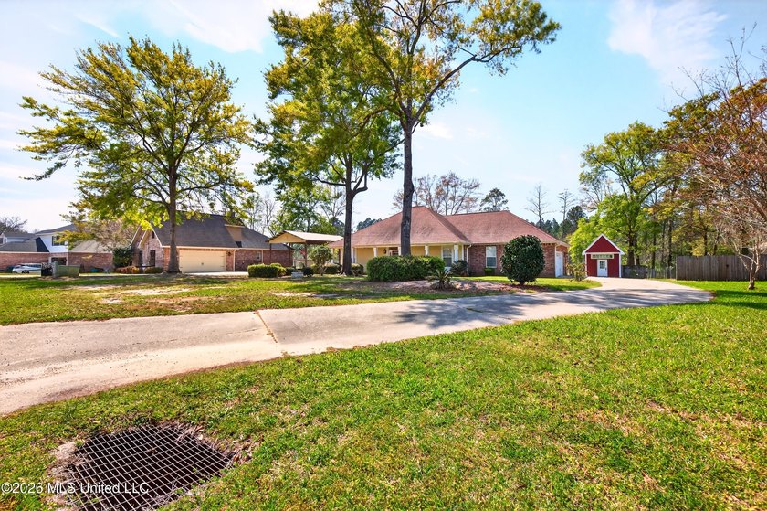 Located in the desirable Robinwood Village neighborhood in - photo 2