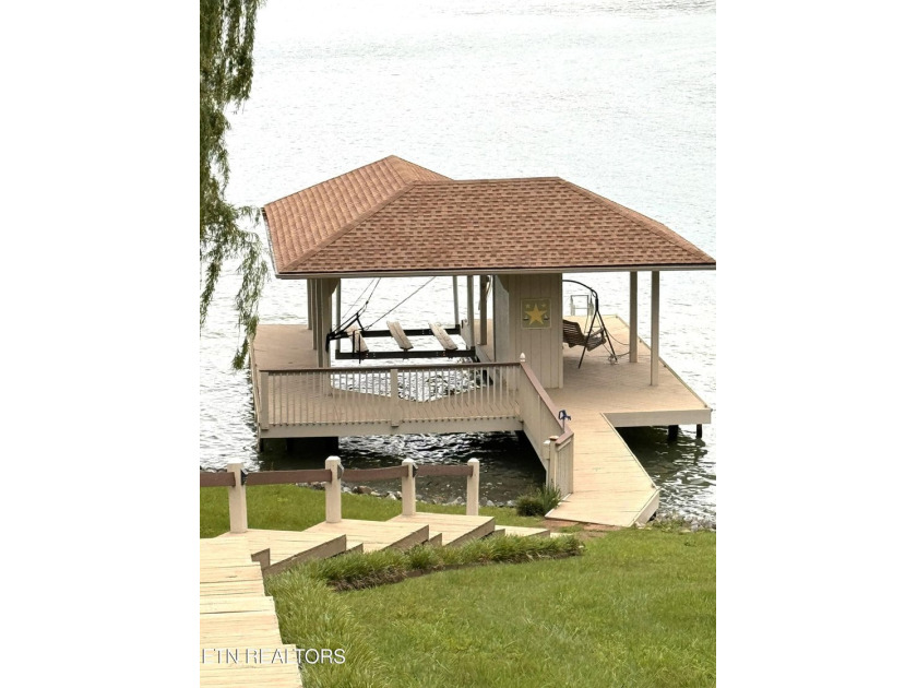 A Masterpiece of Waterfront Living: Experience the pinnacle of - photo 4