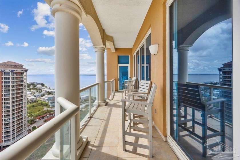 Imagine an EXQUISITE PENTHOUSE whose sweeping vistas stretch - photo 31